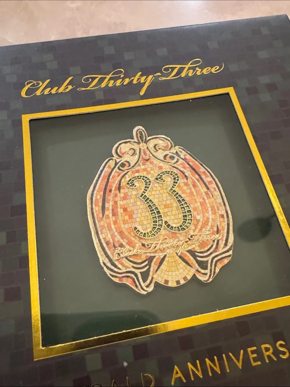 DISNEY CLUB 33 - Emerald Anniversary Pin - Green and Gold